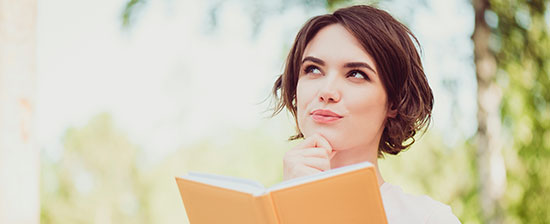 Ragazza che pensa con un libro