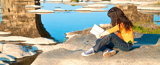 Frau beim Lesen in Salamanca