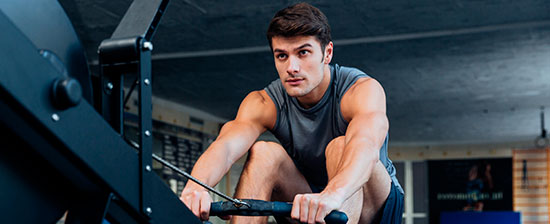 Un jeune homme s'entraîne dans un gymnase