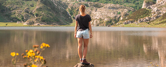 Mulher em um espaço natural