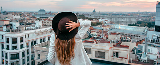 Ragazza che contempla la veduta di Madrid