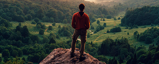 Excursionista observando a paisagem