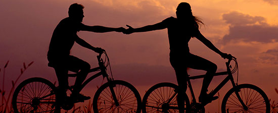 Pareja en bicicleta