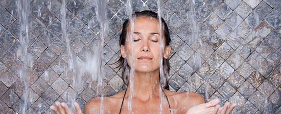 Mujer en piscina de hidroterapia