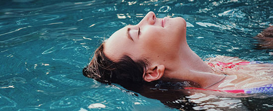 Chica en balneario