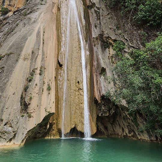 Cascade de Linajeros dans le parc naturel Sierras de Cazorla, Segura y Las Villas