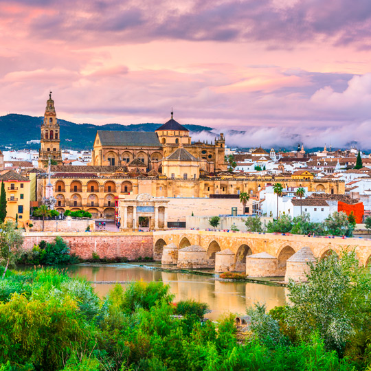 Vistas del puente romano que cruza el río Guadalquivir y de la espectacular Mezquita-Catedral de Córdoba