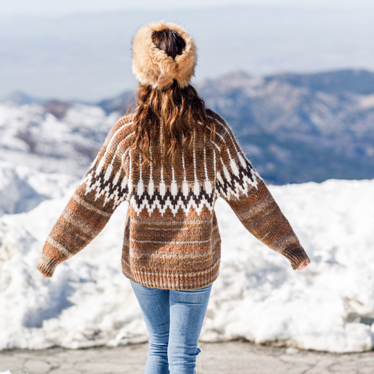 Ragazza presso la Sierra Nevada