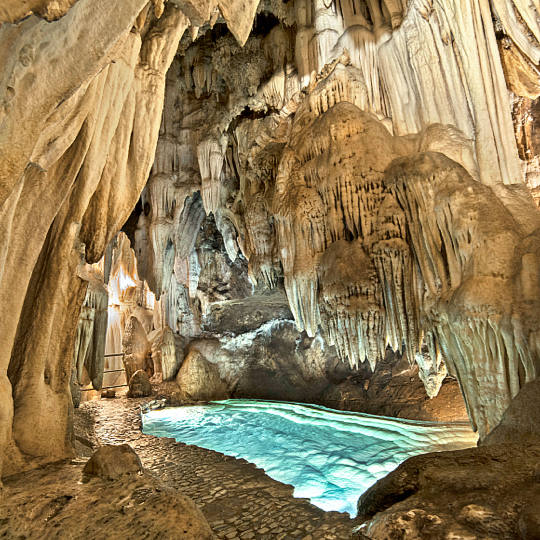 Ansicht des Gran Salón – Großer Saal – in der Gruta de las Maravillas in Aracena. Huelva, Andalusien