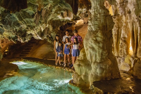 Grupo de crianças visitando La Palmatoria, na Gruta das Maravilhas de Aracena. Huelva, Andaluzia