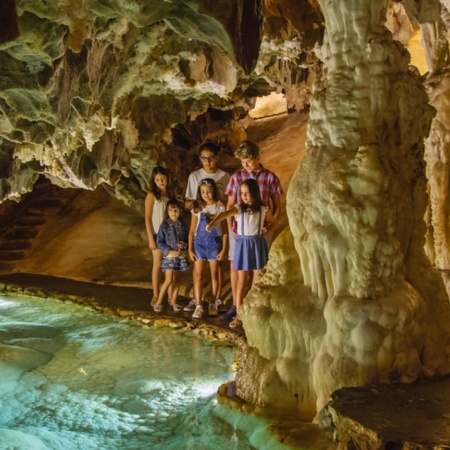 Kinder bei der Besichtigung der „Kerzenleuchter“ in der Gruta de las Maravillas in Aracena. Huelva, Andalusien