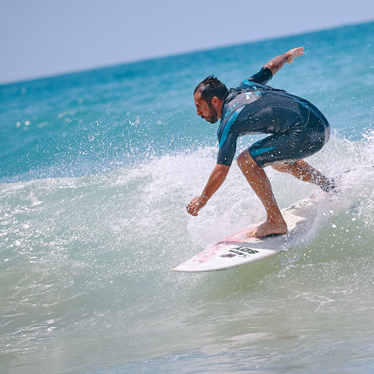 Surfista en la playa de El Palmar (Cádiz)