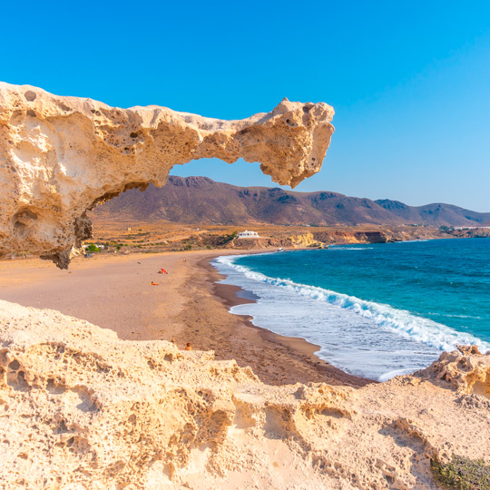 Praia de Los Escullos, no Parque Natural Cabo de Gata, em Almeria, Andaluzia