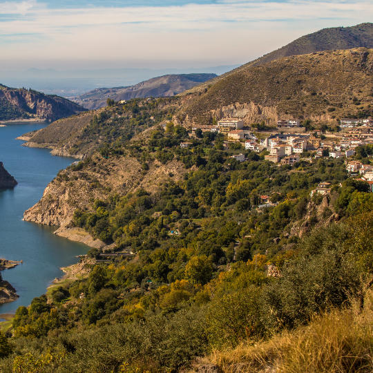 Village de Güéjar Sierra près du barrage de Canales dans le parc national de Sierra Nevada