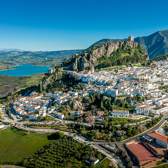 Veduta aerea di Zahara de la Sierra, località circondata dal Parco Naturale della Sierra de Grazalema a Cadice