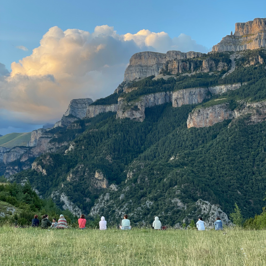 Participantes en retiro meditando frente Sestrales de Vió en Huesca, Aragón