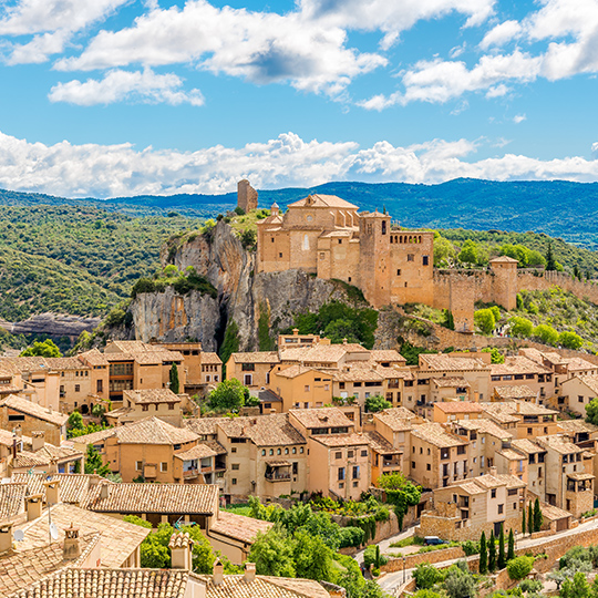 Vue aérienne de la ville d'Alquézar à Huesca