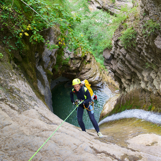 Turista praticando canyoning no Canyon Furco de Broto em Huesca, Aragón