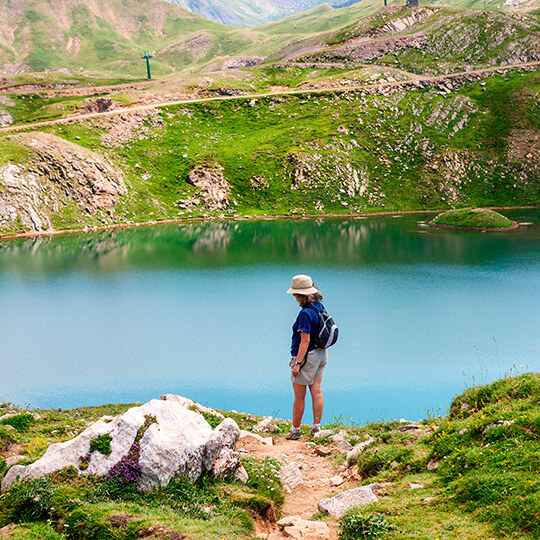 Mulher em um dos ibones dos Pirineus