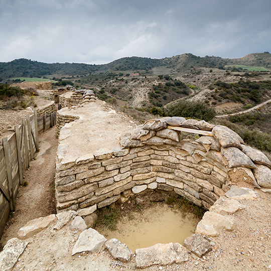 Vestiges des embranchements de communication entre tranchées pendant la guerre civile espagnole en Aragon.