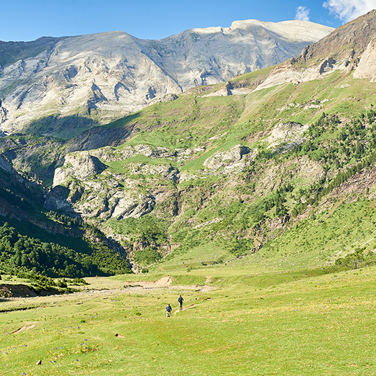 Wanderer im Pineta-Tal im Nationalpark Ordesa y Monte Perdido in der Region Sobrarbe, Aragonien