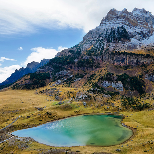 Widoki na jezioro Piedrafita oraz Quiñón de Partacua w dolinie Valle de Tena, Aragonia