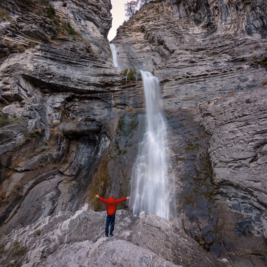 Un turista sulla ferrata di Sorrosal a Huesca, Aragona