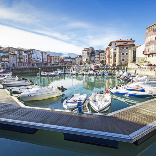 Vista do porto marítimo de Llanes, em Astúrias