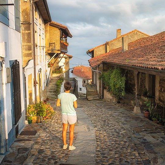 Un turista passeggia a Lastres, Asturie