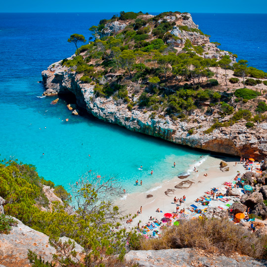 Vista aérea da praia de Caló des Moros, nas Ilhas Baleares