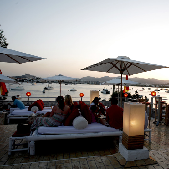 Terrasse am Meer auf der Ibiza (Balearen)