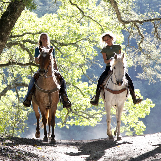 Ragazze che percorrono l'itinerario a cavallo