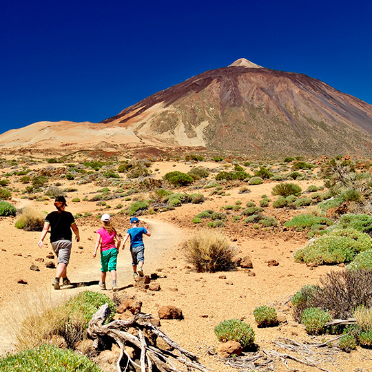 Familie im Teide-Nationalpark, Teneriffa.