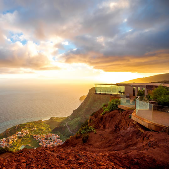 Edificio belvedere di Abrante con balcone di osservazione in vetro con vista sul villaggio di Agulo, sull'isola di La Gomera