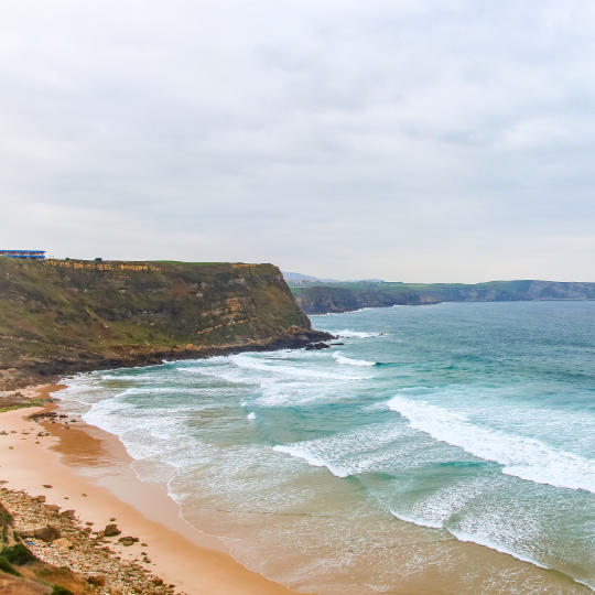 Praia Los Locos, no mar Cantábrico (Cantábria)