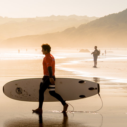 Surfeur sur la plage de San Vicente de la Barquera (Cantabrie)