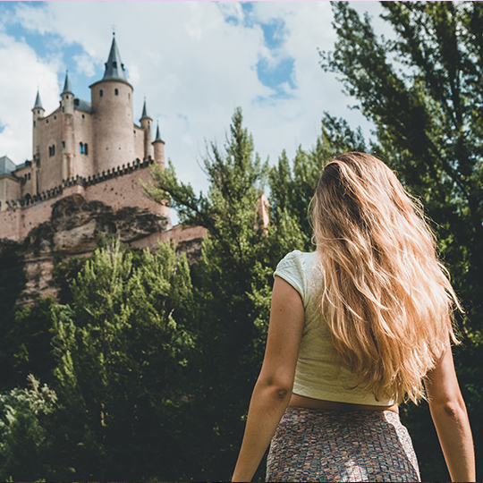 Ragazza che contempla il Castello Alcázar di Segovia