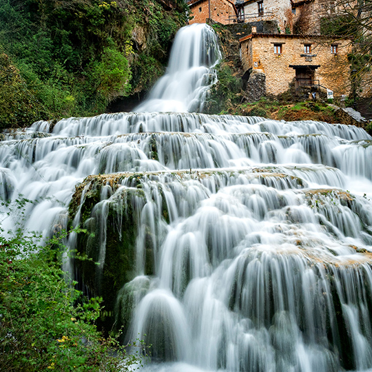 Vista de la cascada que atraviesa el pueblo de Orbaneja del Castillo en Burgos