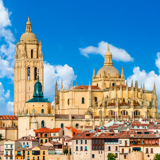 Vue de la cathédrale Santa María sur les toits des maisons de Ségovie