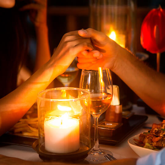 Pareja cenando a la luz de las velas