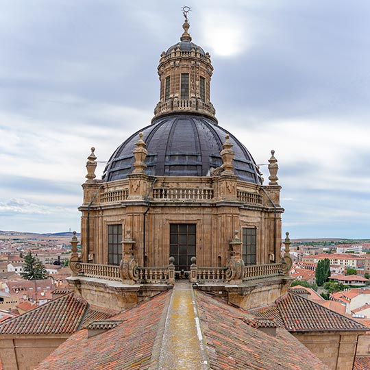 Vue extérieure de l’une des tours de la cathédrale de Salamanque depuis le toit supérieur