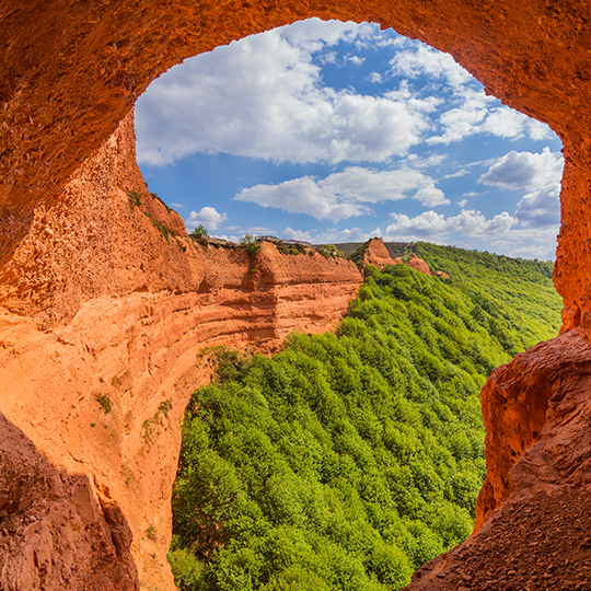 Widok na Las Médulas z wnętrza jamy, León