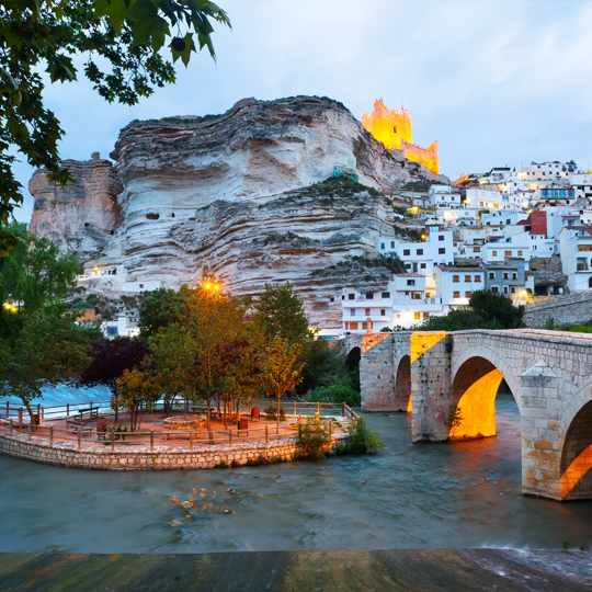 Vue du pont romain et du village d'Alcalá del Júcar en Castille-La Manche