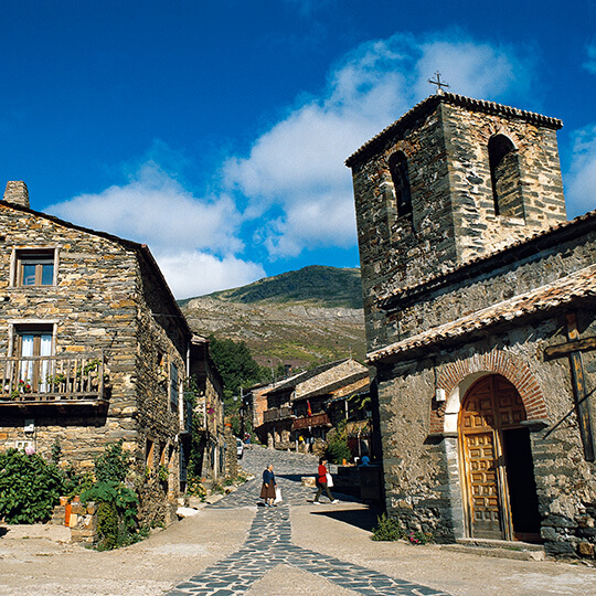 Czarna architektura w Valverde de los Arroyos, Guadalajara (Kastylia-La Mancha)