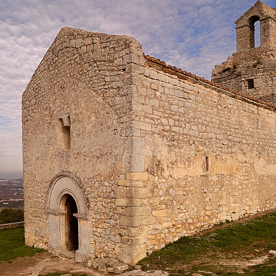 Romański kościół w Sant Miquel d'Olèrdola w prowincji Barcelona, Katalonia