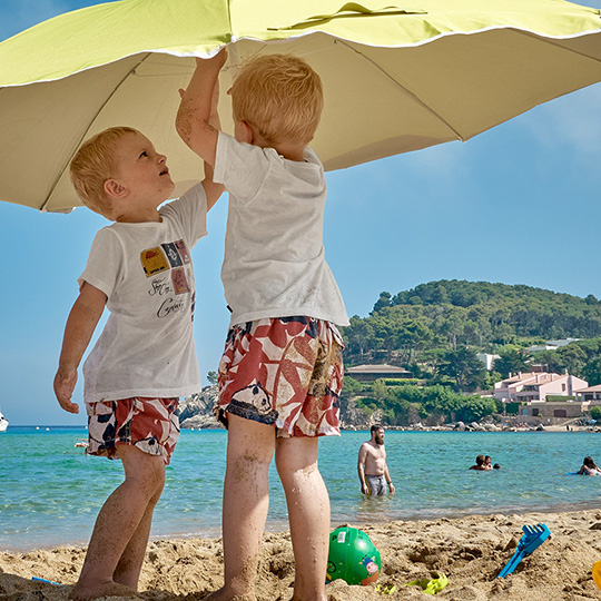 Kinder in Cala de la Fosca, Girona