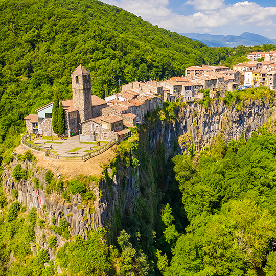 Veduta aerea del paesino di CastellFollit de la Roca a 50 metri di altezza nel Parco Naturale della Zona Vulcanica della Garrotxa, Catalogna