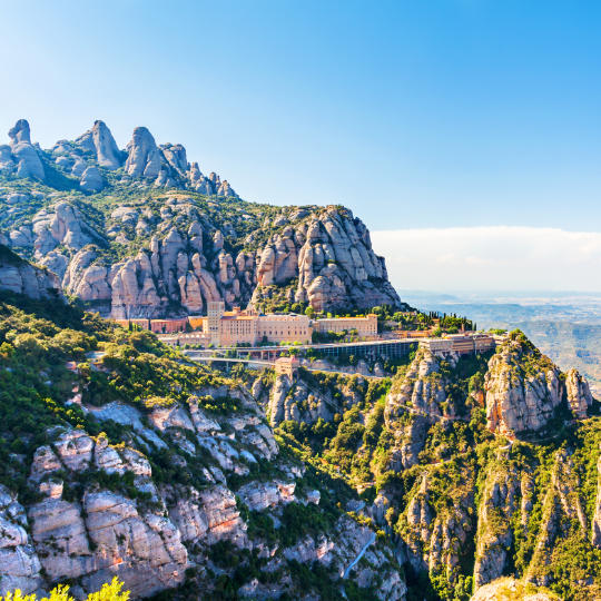  Mosteiro de Montserrat, situado entre os municípios de El Bages, El Baix Llobregat e L'Anoia.