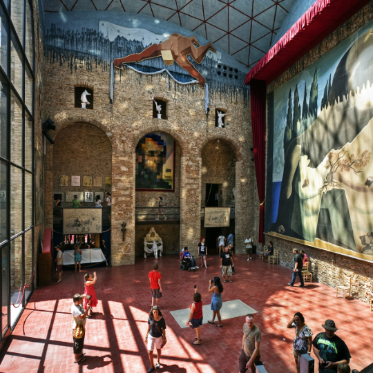 Sala ubicada en el antiguo escenario del teatro Municipal de Figueres en Girona, Cataluña