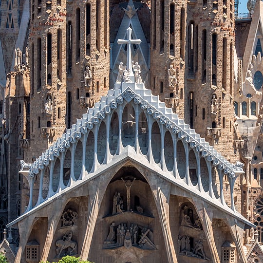 Detalhe de uma as fachadas da Sagrada Família, em Barcelona, Catalunha